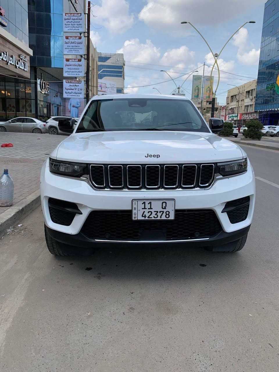 يرجى قرائه التفاصيل قبل الاتصال جيب كراند شيروكي 6 سلندر محرك 3600موديل ٢٠٢٢ السياره داخله سرقه كشر فقط اربع بوب وصندوق وبنيد يعني بدون حادث وراجعه قطع بلاديه اصليه نفس اللون يعني بدون صبغ حته الدعاميات بدون صبغ ماشيه 18 الف فقط  خمسه  راكب  السياره داخل جلد كشنات كهرباء تدفئه بلكشنات رادار امامي خلفي مانع تصادم توقف ذاتي رادرات جانبيه بلمري حساسات اماميه خلفيه  تدفئه ستيرن شاشه العدادات دجتل شاشه كار بلي صندوق كهرباء تبريد امامي خلفي اشاير بلمري ثلاث وضعيات قياده كير ماوس نظام منحدرات ويل كب كروم بك لايت لد سستم سماعات تشغيل عن بعد رقم بغداد بسمي شرط التحويل مكان السياره بغداد اعظميه السياره كامله برغي نقص ما بيها السعر 300ورقه  للاستفسار ***********
