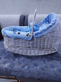 سلة طفل خوص • فراش ومخدة ديباج • الديوانية