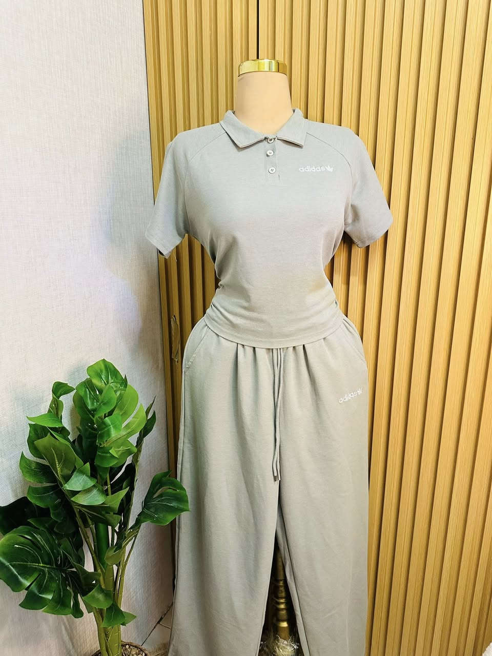 #سوت ماركة ididas
خامه درجه اولى ✅
متوفر بلونين 🤍♠️
قياس فري سايز يلبس من وزن 50 الى 85 

⤵️♠️

للحجز والاستفسار يرجى مراسله الصفحه
رقم هاتف واتساب ***********
توصيل بسماية 1000
بغداد 5000
محافضات 6000
يوجد دفع عن طريق الماستر كارد ✅💵
