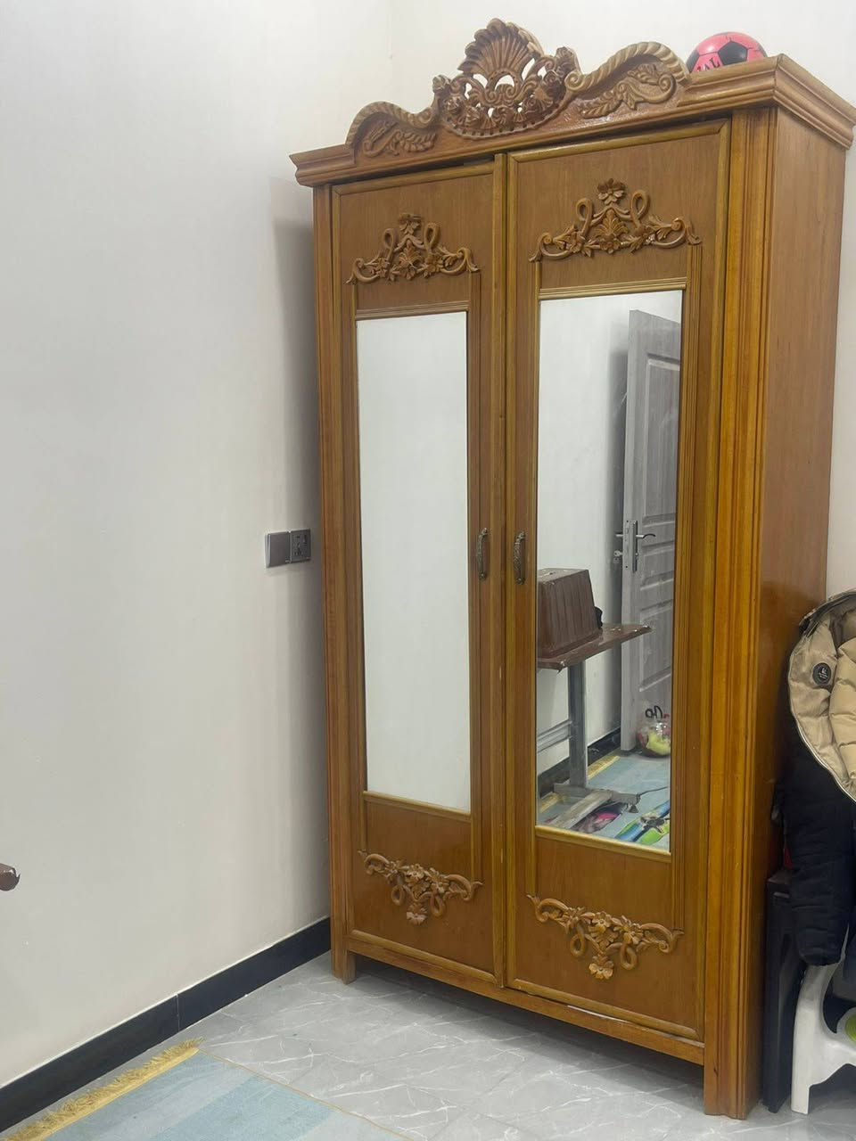 غرفة اخشاب خشب عراقي ثقيل نظيفة بنسبة %90 نجارة بغداد سعرها مليون ونص وبيها مجال للإستفسار الاتصال بالرقم ***********
