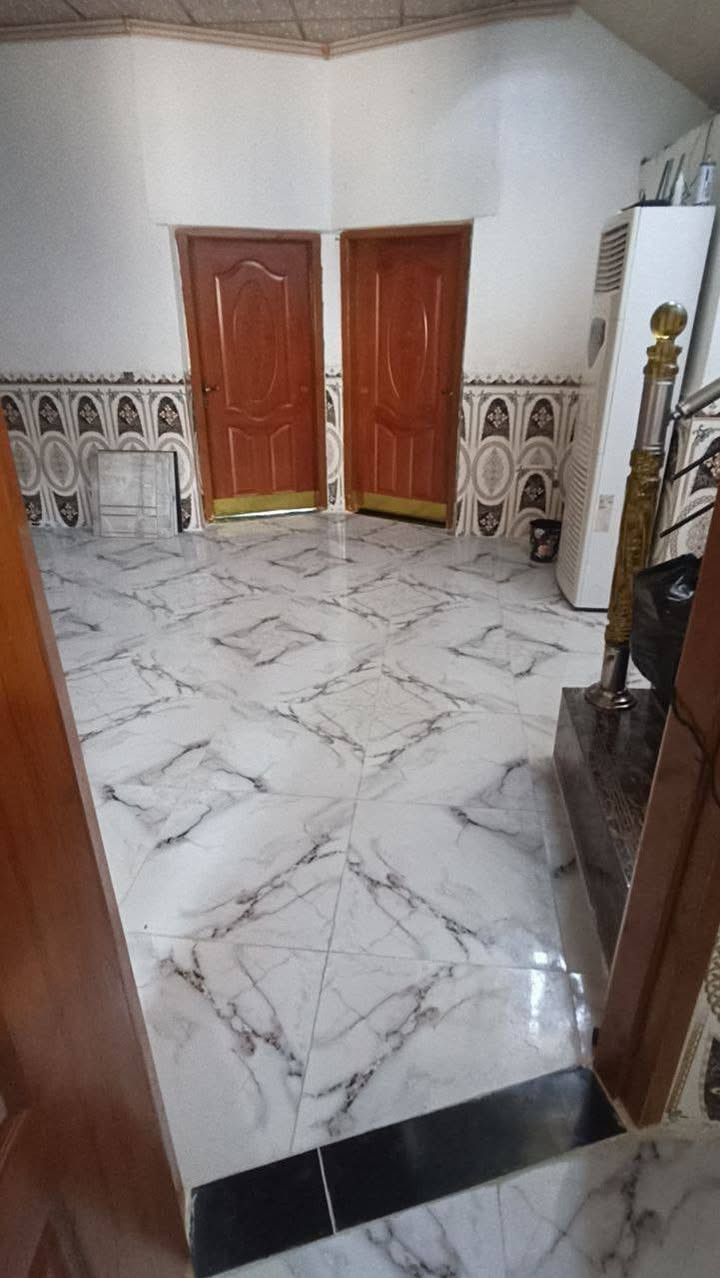 بسم الله الرحمن الرحيم 
للبيع بيت مساحه 150متر  طابقين بناء جديد العنوان بعقوبه تقاطع الساده منطقة حي الحكيم ***********
ابوسيف
