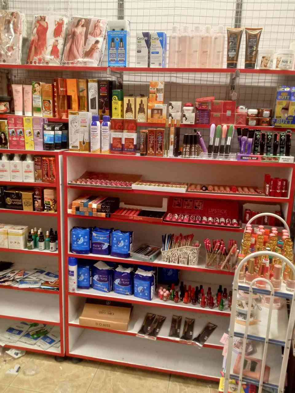 محل للبيع مع البضاعه في شارع البلديه فرع جمانه ***********
