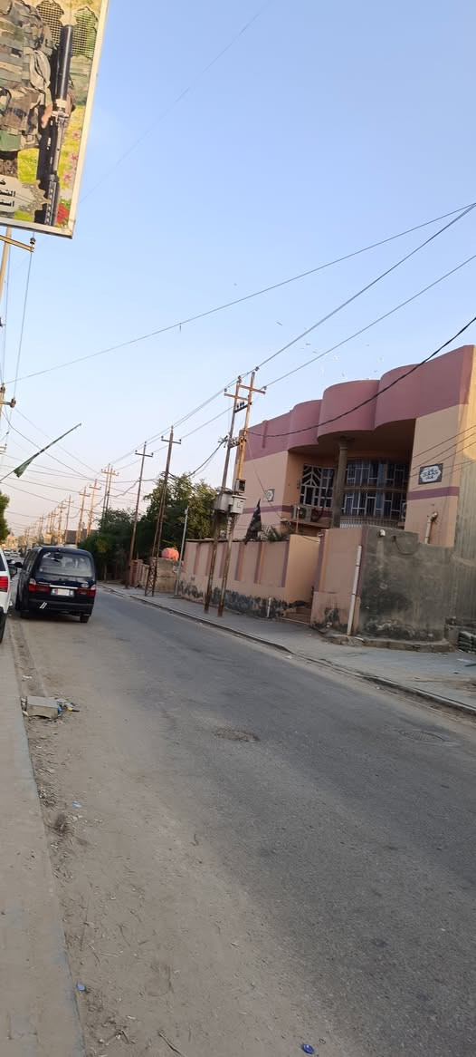 بيت في حي الكرامه100 متر.  يحتوي على غرفه نوم وبراني وصاله وغرفه ملحق مع البيتونه و٢حمامات للأستفسار الاتصال ***********
