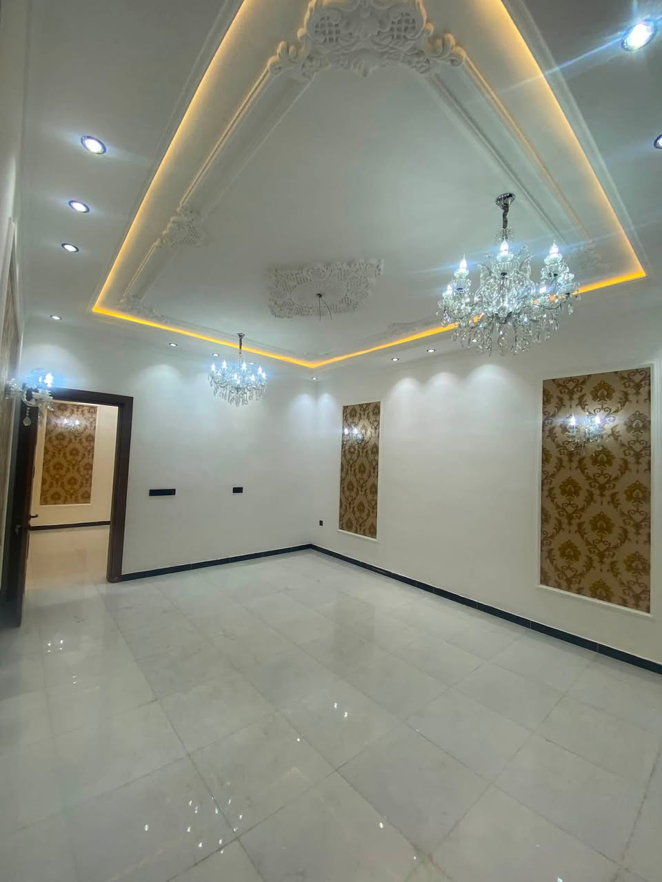 #لدينا_دار_للبيع مساحه 150 متر واجهه 9 ونص ونزال 16 طابو زراعي سند 25 قرار محكمه البيت يحتوي على 5 غرف نوم وصاله وستقبال ومطبخ و صحيات 3 العنوان بغداد الدورة مدخل البوعيثه مجمع الامل  
هاتف ***********
