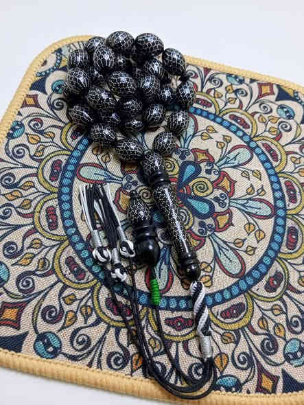 ذهب الاسود أو اليسر الحجازي البحر الاحمر 
شغل الاسطى طرزان دگ فضه عيار 1000
الوزن 95 غرام قياس الحبه 13. 17 ملم
عدد الحبات 33 حبه السعر نهائي 200 الف
مع أجور التوصيل 5 الف ***********
