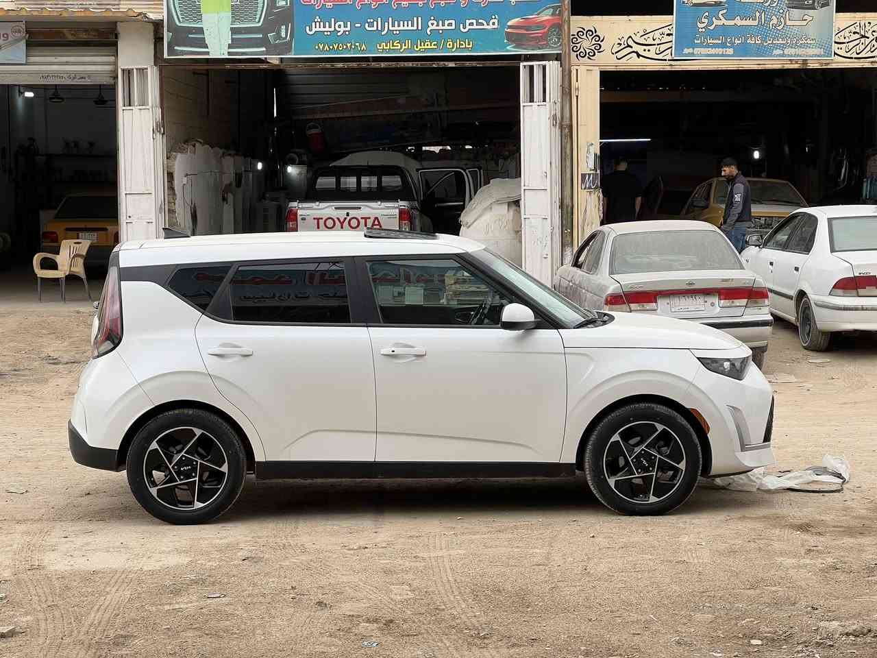 السلام عليكم ((للبيع فقط بدون مراوس))                
كيا سول ( موديل 2023 ) ( الشكل الجديد )

( فول 1-1 
  ( بدون ايرباك ) ( لون ابيض )
(ماشيه 90  الف ميل  مشي امريكا فقط السيارة ترقيم جديد )
رقم قادسيه ترقيم هزه فحص كله جديد
حره تحويل ثاني يوم 
هزة مال السيارة 100‎%‎ ( السيارة جديدة جدا )
واحلى من صور 
ضرر السيارة جدا بصيط جاملغ ايسر من بره فقط بدون لا داخل ولا لغد  فقط باقي كفاله عامة بجم كله بلادي بدون ايرباك
( موصفات  فووول 1-1 )
( محرك 2000 دوش )
بصمه تشغيل بصمه ابواب تشغيل عن بعد
فتحة سلايد روف   + تدفئه + كشن كهرباء )الايسر 
رادار جانبي نقطه عمياء+ رادار امامي تفاعلي     
شاحن واير ليس مداخل تايب سي 
تبريد منفصل حار بارد 
لايتات زينون عدسات 
ويل كب  مع تايرات 
شاشة حجم جبير نفي كيشن خزن ميمري
مداخل تايب سي خلفية 
نضام car play لعرض الهاتف والخرائط
فول تحكم ستيرن كروس سرعة
3 وضعيات قيادة
صندوك بصمة
والسيارة بعد بيه موصفات  
ارضيات الشركة + كتلوكات الشركة
سيرفس كامل دهن+ فلاتر السيارة كاملة مكملة
لسيارة جاهزة بدون اي نقص واي مصرف مابيها  
مكاني ديوانيه  / مركز 
اي ستفسار هذه رقمي/ ***********وتساب

