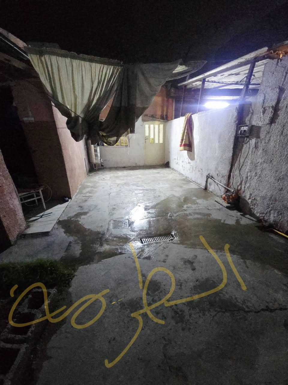 السلام عليكم بيت للبيع تجاوز ومن ضمن التمليك بغداد بوب الشام مقابل القوس بل فرع مقابيله المساحه 125 النزال 25 الواجها 5 بي غرفه وصاله ومطبخ وحمام خارجي وداخلي وطرمه اي استفسار اتصل عل رقم واتساب ***********
