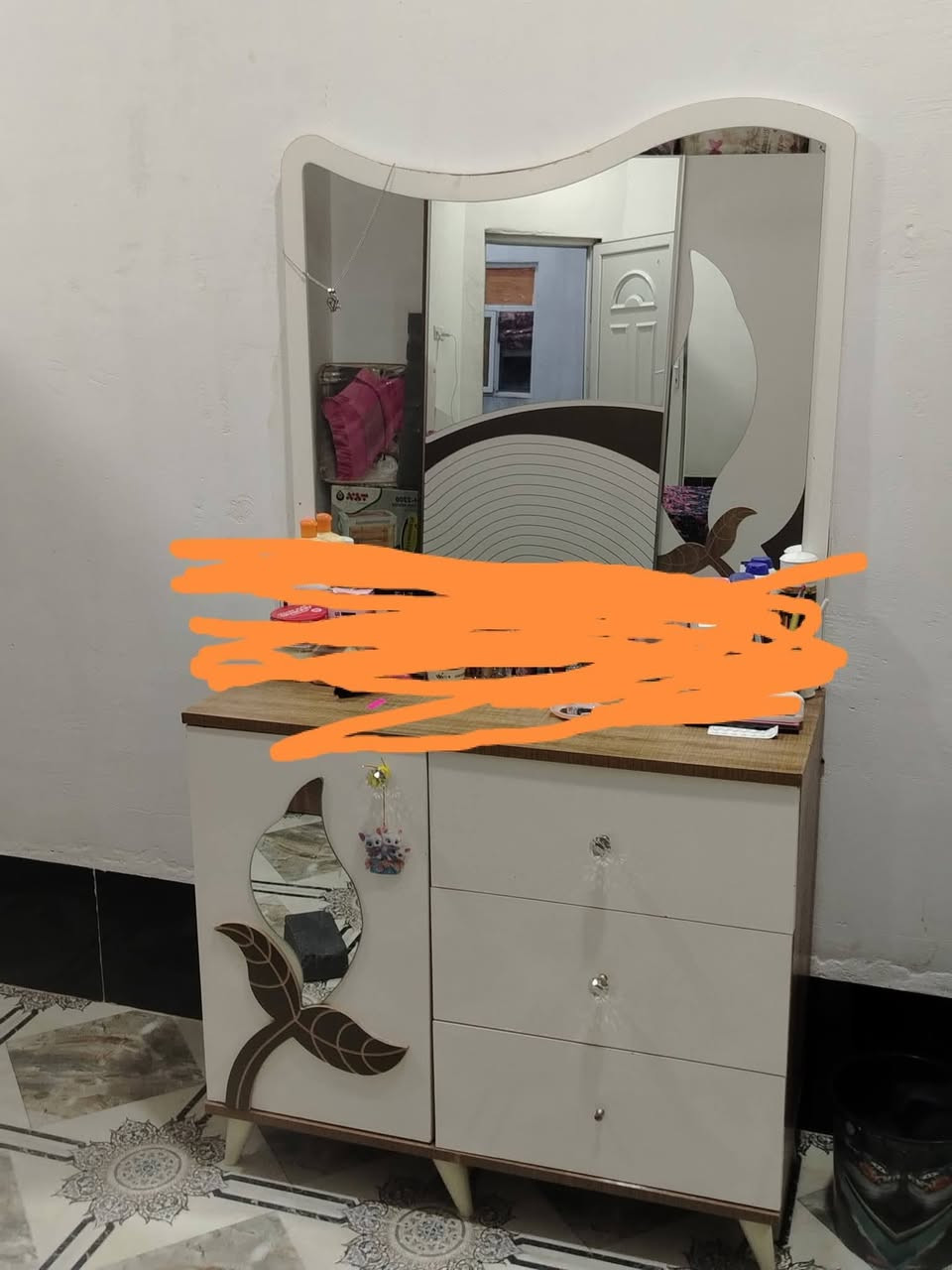 سلام عليكم غرفت اخشاب تركيه ٧قطع أسعر ٦٠٠وبيه مجال الاستفسار اتصل ع رقم ***********
