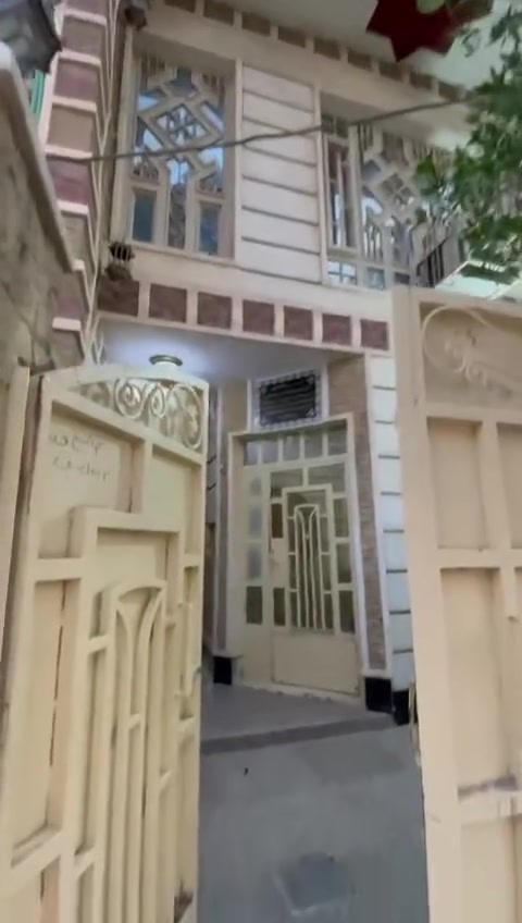 على بركه الله 
دار سكني للبيع مساحه ١٢٥م طابو صرف شارع العلوه السايدين 
الطابق الاول غرفه نوم ٦×٤. 
استقبال ٥×٥ .صاله مع مطبخ تقريبا ٥×٥ صحيات داخليه وخارجيه 
الطابق الثاني غرفتين نوم 
صاله صحيات مع صاله كبيره 
بناء حديث موقع ممتاز. للاستفسار ***********
***********
