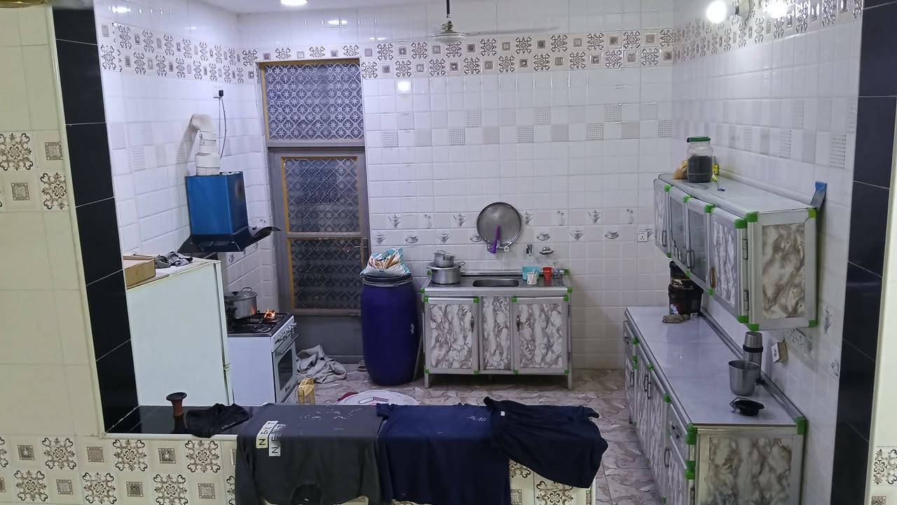 سلام عليكم بيت للبيع طابقين الطابق الول. كامل. علا اخر حبايه والطابق الثاني عوزه شي بصيط طابو زراعي بيت موقع حلو كلش. البيت مساحته 114 متر. مقابل محطه العرفان. يبعد عن شارع العام 500 متر يبعد عن التبليط 10 متار الستفسار ***********
