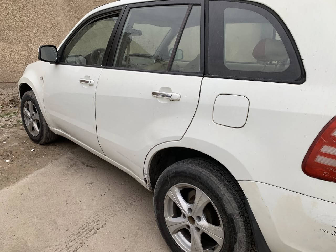 جون وي ١٣ مزاد مكفولة من الصبغ فقط شبر باب الخلفي والجاملغ الامامي كير ومحرك جديد  ٢٨ $
