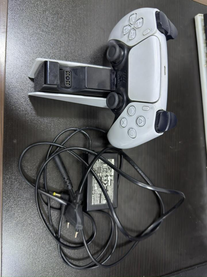 وستك ابلي 5 الاصليه  معه ستناند شحن الاصلي  السعر 80 الف  عنواني بغداد البلديات او مدينه الصدر  

رقمي ***********
