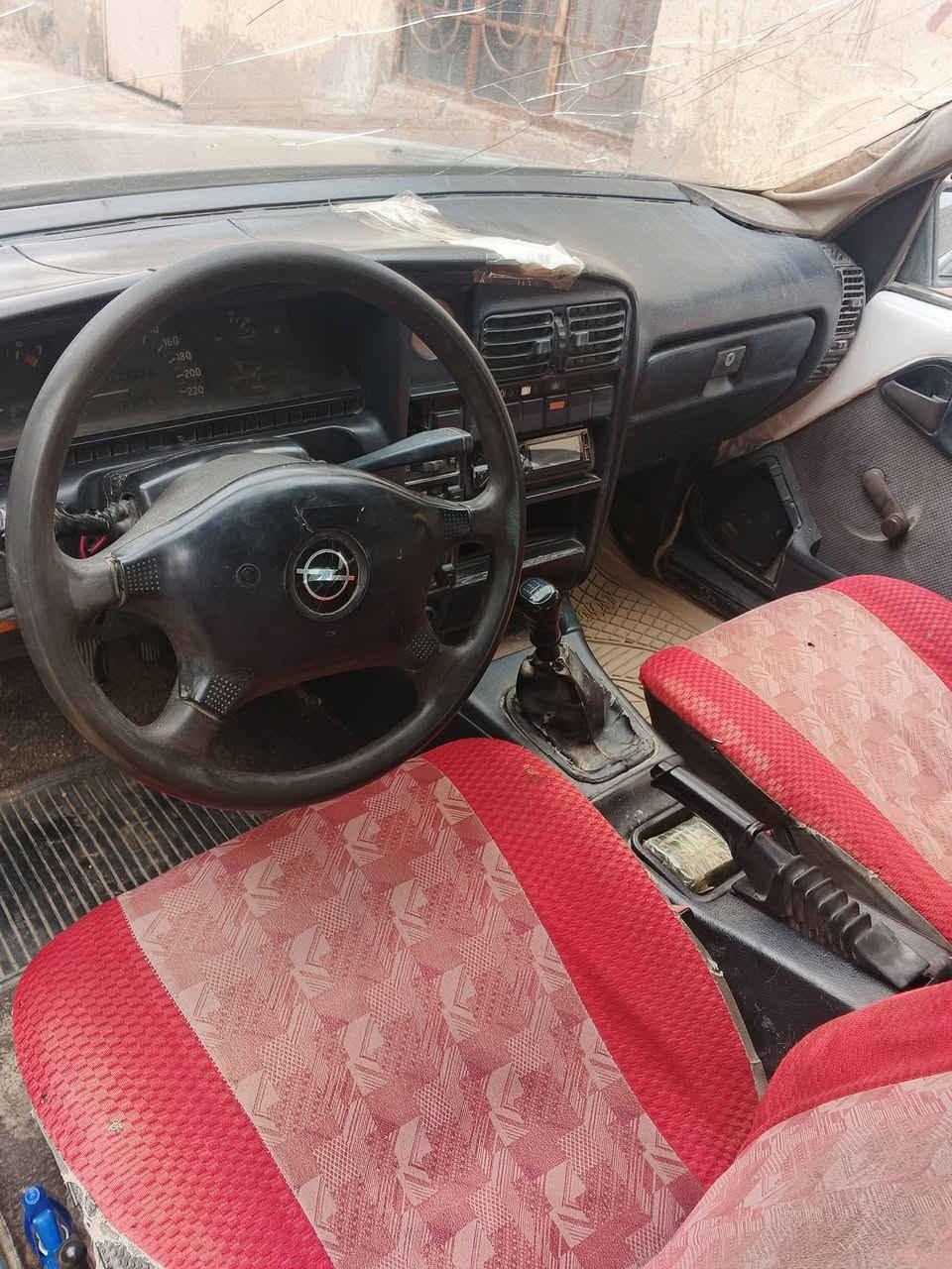 اسلام عليكم عندي اوبل اوميكا للبيع موديل 92 سنوية ساقطة تخم تأير محرك وكير جدد  حدادية بس الكدام بيها خياس قليل مكان بابل اطليعة رقمها كربلاء رقم صاحب اسيارة ***********
