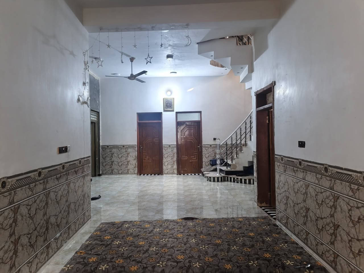 سلام عليكم بيت ناصرية حي تضحيه مساحت البيت 240 البيت مطلوب اسكان  البيت طابقين الطابق الارضي كامل وطابق ثاني هيكل الاستفسار على هاذ الرقم فقط ***********
