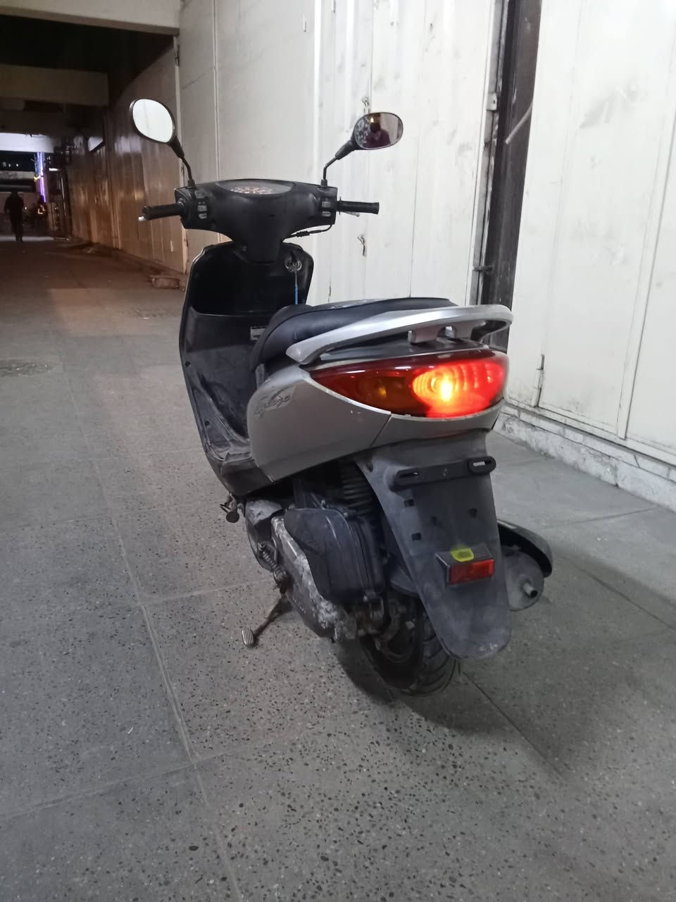 السلام عليكم شباب دراجة ابريز مكفولة كفالة عامة كلهه ابلادية وكلهة شغالة كابريتر سلف  ابلاديات كفرات كلهه ختم وية المكينة وكهربايات كلهن شغالات كيلومتر كيج بانزين كلوب عالي ناصي سكن وية البريكات اشاير يمنة يسرة مابيهة نقص ابد مال رمبة صارلهة شهر و 10ايام وصلهة والمنفيس لاصليات موجودات شلعة ومعدل ونعومة متنسمع برغي واحد ما مفتوح بيهة العنوان بغداد باب المعضم ولا ستفسار ***********
