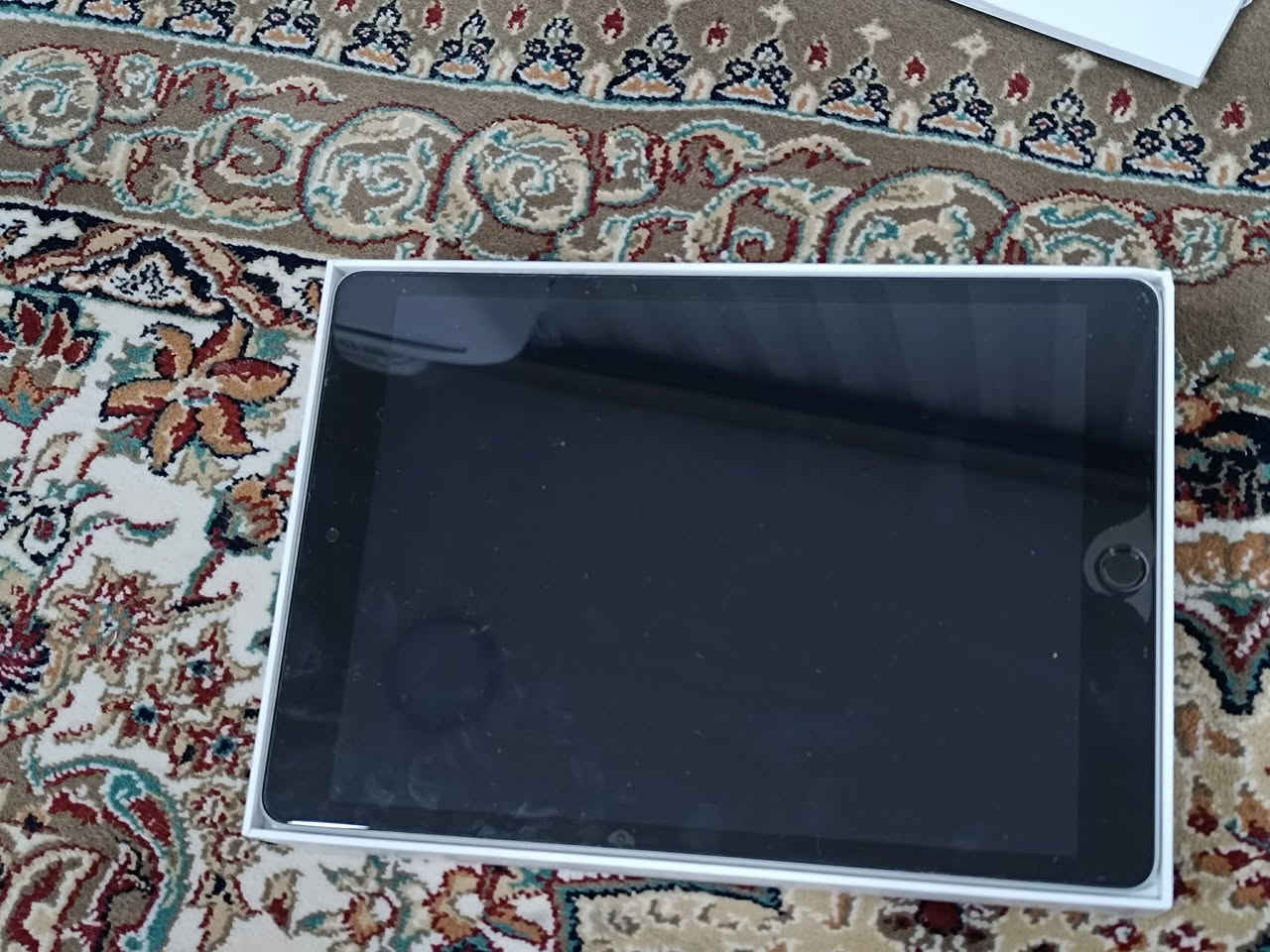 ايباد 9 ذاكره 64 نظافه 95٪ كل غراضه كامله الجهاز كلش نظيف واستعمال دراسه فقط  كل غراضه كامله الجهاز لا داخل صيانه ولا شي سعره 270 وبي مجال قليل ***********
