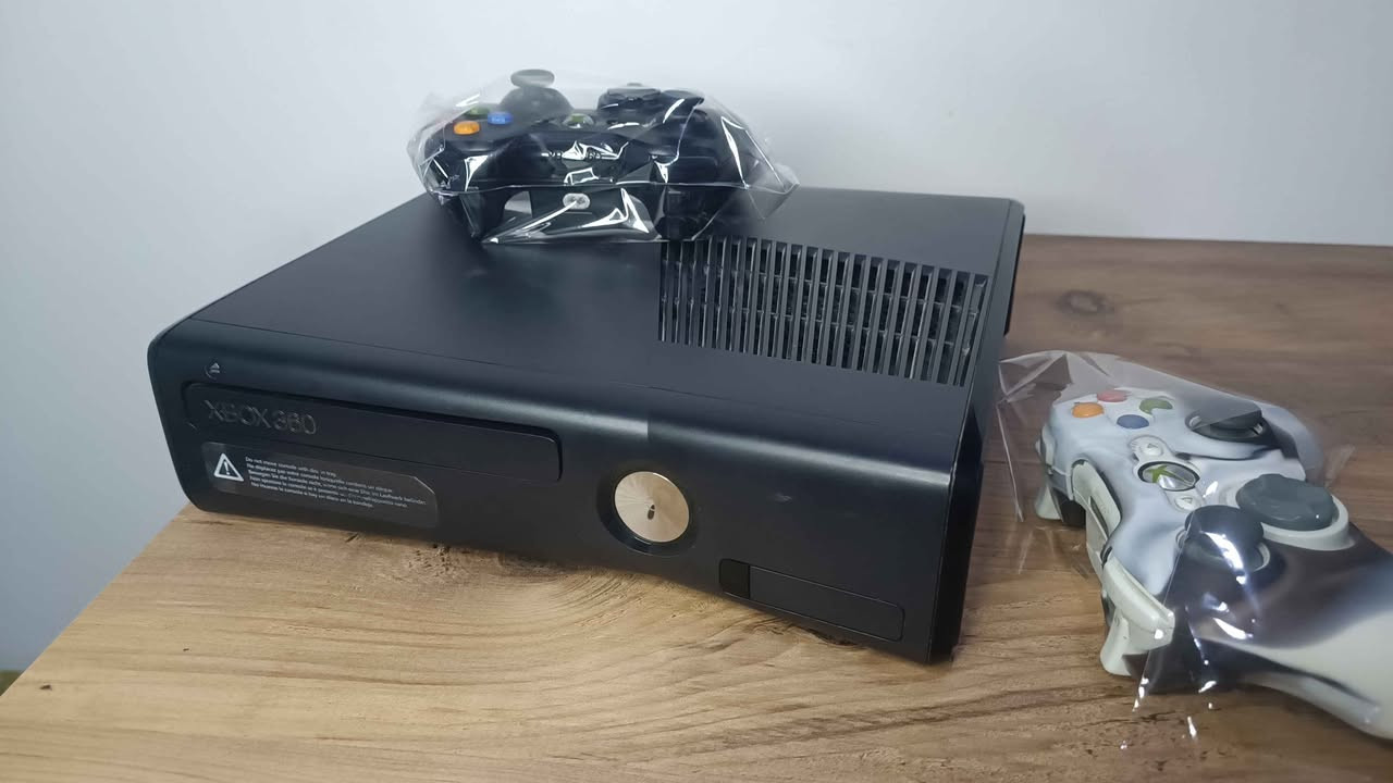 للبيع اكس بوكس 360 بالة اوربي ويا يدات ثنين اصلي مال شركة وكارتون وحت مكان قرصة شغال بي 99 لعبة قويات سعره 130 وبي مجال *********** كركوك, العراق
