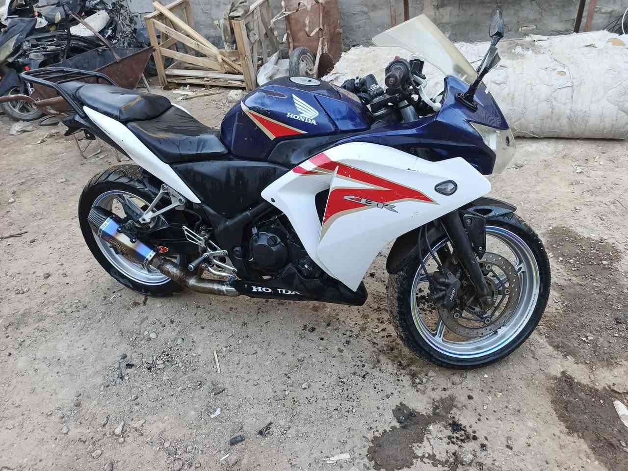 السلام عليكم دراجة بطح CBR موديل تقريبا ٢٠١٤ او اكثر ما اعرف بضبط دراجة بيها مشكلة من تحرك تطفي ما اعرف بمشكلة بل كلج والدراجة مجفتة هسه بجديد بوشه تنزيل و رنكات عمل يم وديع محرك ربع نوزل دراجة تشتغل تجي تفحص من البيت و تشرفني سعرها ٨٠٠ وبيها مجال بسيط 
***********
