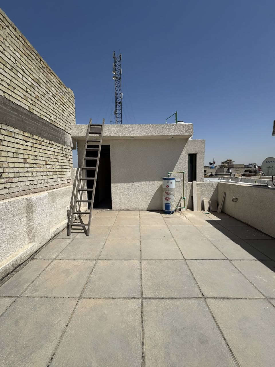 بيت للبيع ٨٧.٥ متر 
العنوان قرب نادي صليخ خلف أفران ومعجنات المصطفى 
صالة 
٤ غرف نوم 
مطبخ 
٣ حمامات مع دوش 
بالكون 
بناء درجة أولى والبيت جديد
 
رقم الهاتف ***********
