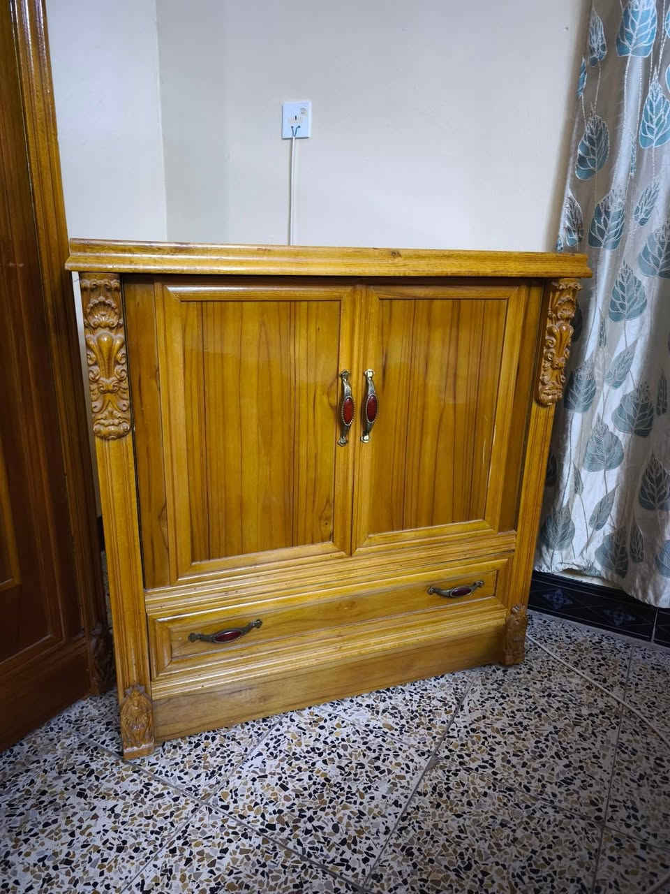 السلام عليكم غرفه صاج اخشاب عراقي
جديده لوك السعر مليون800الف وبها مجال 
الرقم ***********  تكريت منطقه الشهامه
