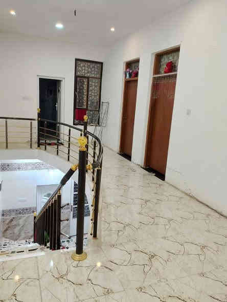 السلام عليكم دار للبيع المساحة ١٥٠متر العنوان الشعلة دوانم شارع ٦٠شارع ابو طيارة البيت يحتوي على (استقبال مطبخ مفتوح على الحولي وغرفة نوم وحمام داخلي وحمام خارجي وكراج ومنور الطابق الارضي )
والطابق الثاني غرفة نوم عدد ٢ وحمام مشترك وحولي)
والسطحين شتايكر السعر على الخاص رقم الهاتف

(*********** ) واتساب
