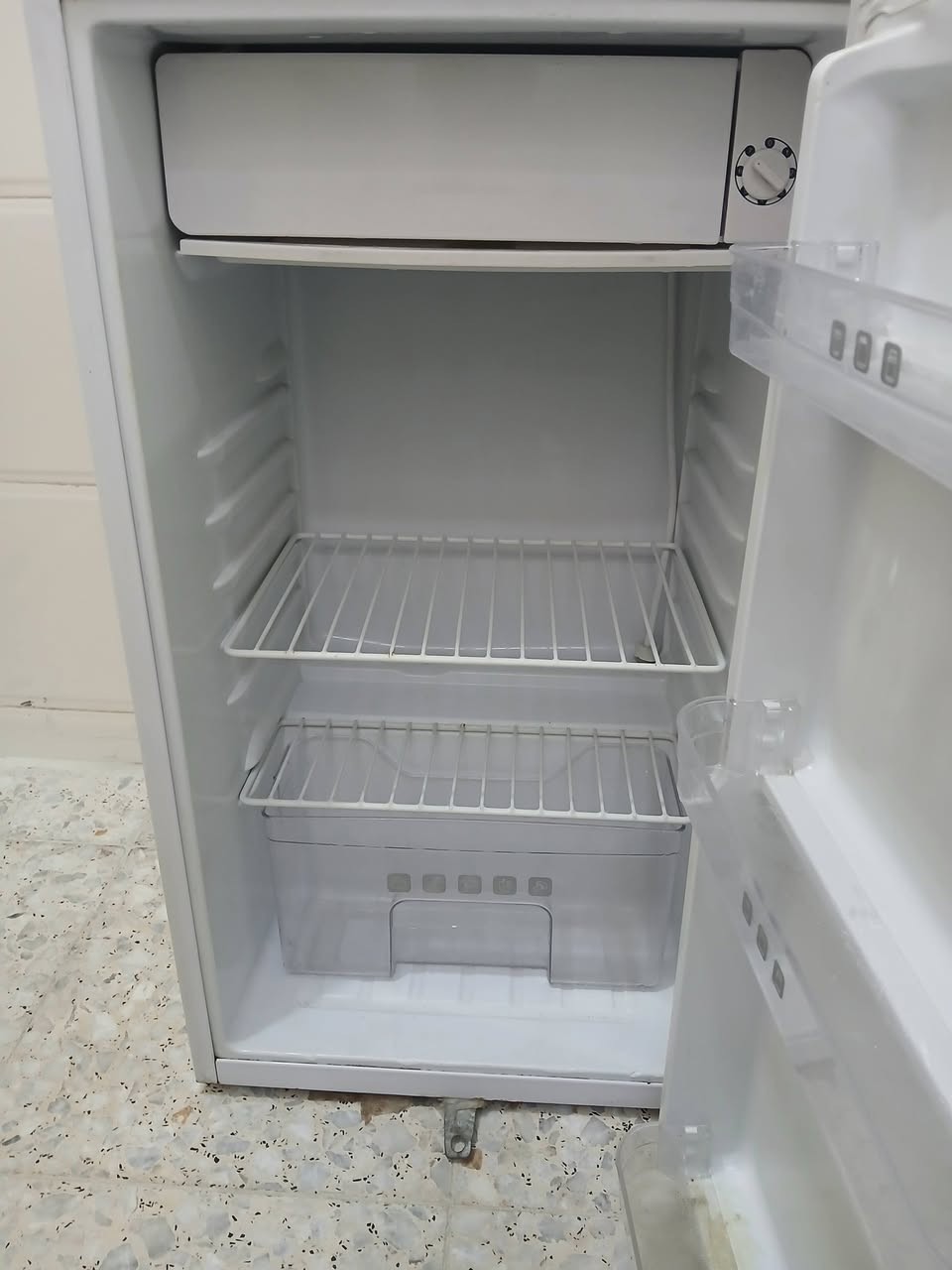 ثلاجة ٥ قدم شغالة فول سعرها ٨٠ ألف عنوان مدينة الصدر حي الصدرين موبايل ***********
