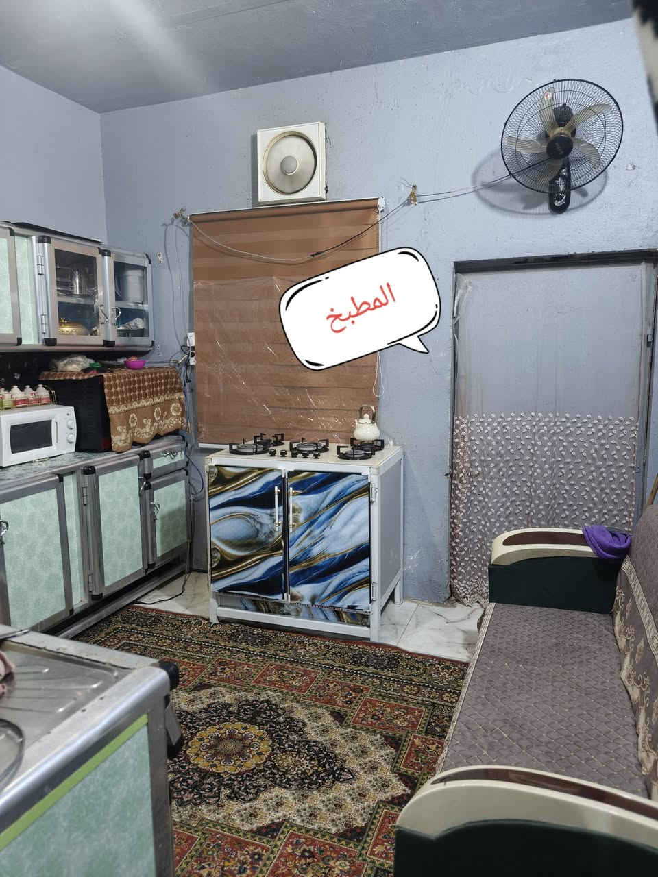 بيت طابو صرف مساحة150م طابق واحد  سقف عكاده يحتوي  من غرفتين  وصاله واستقبال ومطبخ وحمام داخلي  وطرمه مسقفه تدخل سياره  ومجمع صحيات مكانه الاسكان الجمعية خلف مدرسة العابد والايمان قريب ع حسينية خيمة احزان الهواشم   مطلوب اسكان 70 مقدمن 80 السعر 145 قفل للاستفسار عل رقم *********** واتساب او فيس متواجد
