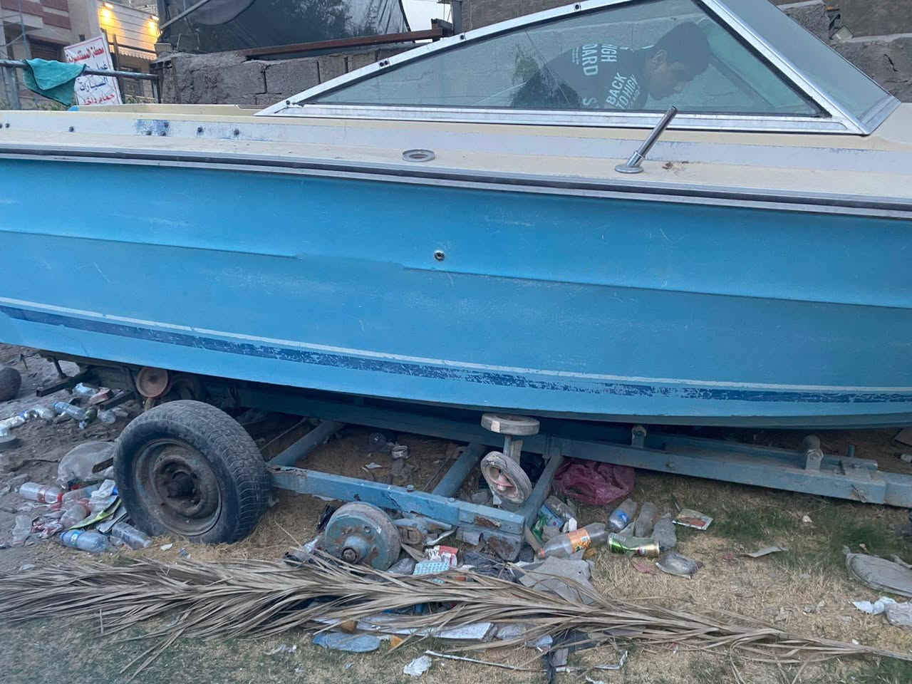 سلام عليكم زوارق2 للبيع بس زورق بدون محرك نظيفات جدا سعر لزورق الواحد 35 $ والزورق لبدون دوشمه وصبغ سعر 15 $يعني ينردلهن ترتيب وبسعر مناسب تفاصيل  زوارق***********
