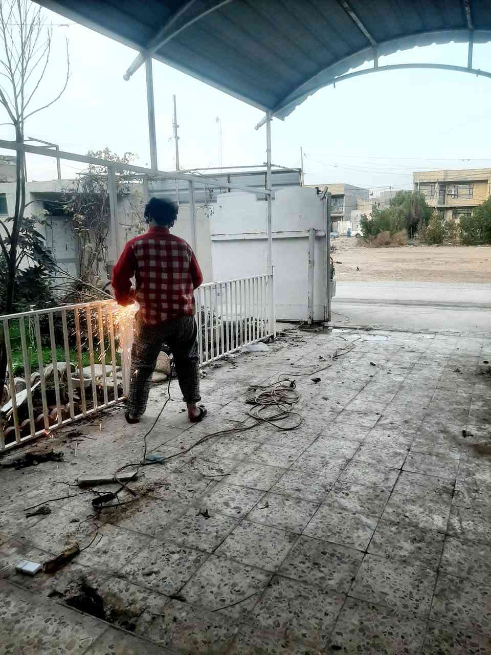 السلام عليكم 
سقيفة طولها تقريبا ٦ متر 
وعرضها تقريبا ٣ ونص
معها سياج كما موضح بالصور
سعرهن ٥٠٠ وبيهن مجال 
مكاني الخاجية شارع ٤٠
***********
