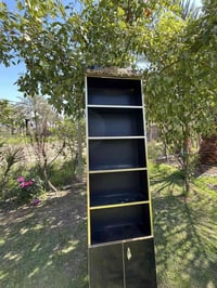 للبيع مرايتين وميز مال ادوات يفيد و احذاء بسعر مناسب للتواصل 077118149...