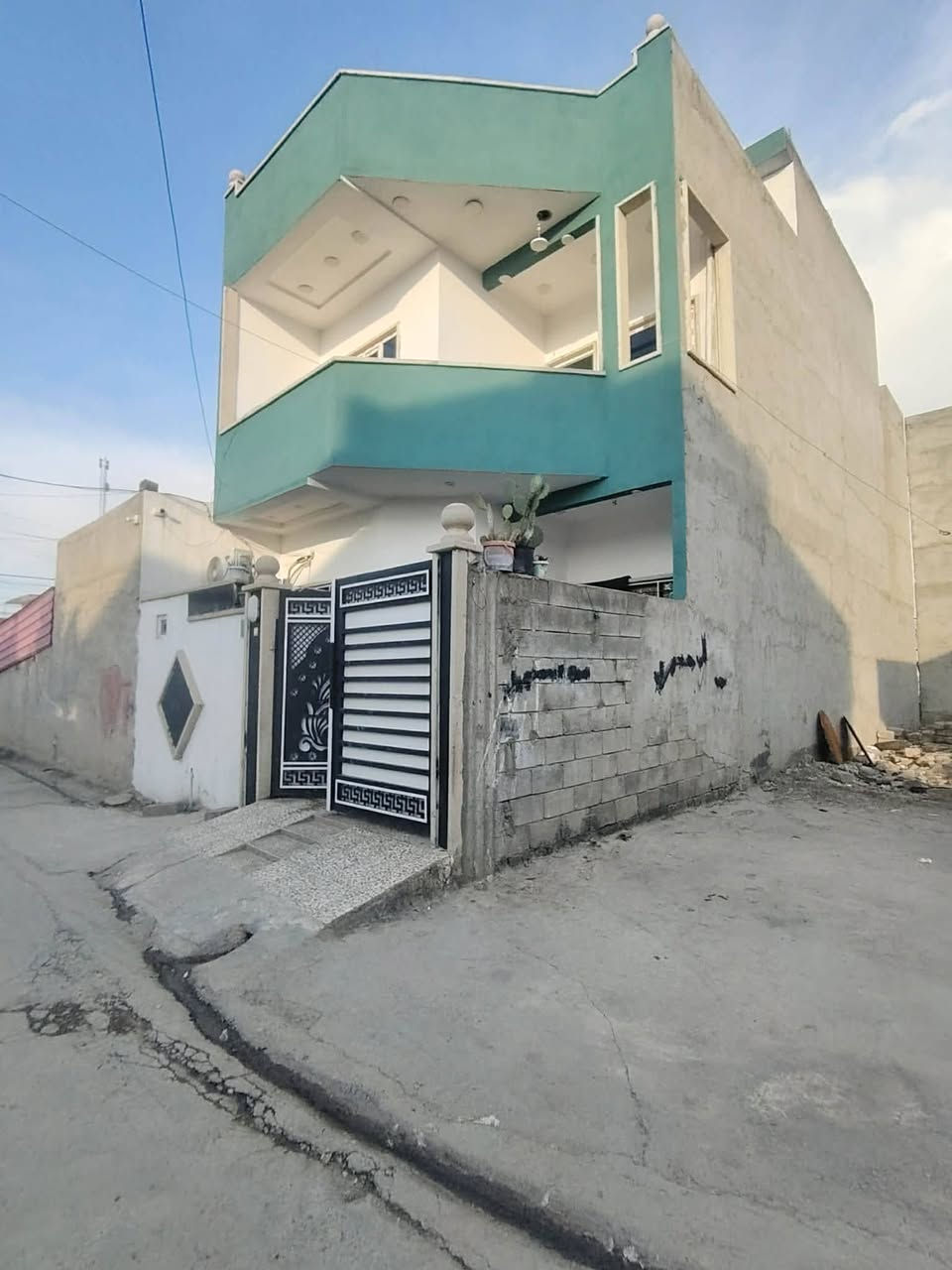 دار للبيع مساحه 110 غرفه وستقبال ومشتملات طابق الثاني 3 غرف ومشتملات  معا قطعه أرض للبيع مساحه 110 واجه 6وربع عمق 18متر رشيديه قطاع السادس قرب جامع المحسنين وصل بلديه 
رقم   ***********
