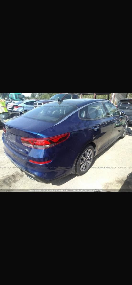 }
🚗 للبيع كيا أوبتيما EX موديل 2019 🚗

✨ لون أزرق ملكي مميز وجذاب
✨ محرك 1.6 تيربو يجمع بين القوة والاقتصادية بالوقود

🔹 المواصفات والتجهيزات:
✔️ بصمة تشغيل ودخول ذكي  
✔️ سقف بانوراما  
✔️ مقاعد جلد كهربائية  
✔️ تبريد وتدفئة للمقاعد  
✔️ شاشة كبيرة مع كاميرا خلفية  
✔️ حساسات أمامية وخلفية  
✔️ لايتات LED ذكية  
✔️ تحكم كامل من الستيرن  
✔️ نظام مراقبة النقطة العمياء (Blind Spot)  
✔️ رادار مانع اصطدام  
✔️ ويل كب رياضي قياس 18 إنج  
✔️ أكزوزات خلفية مزدوجة بمظهر رياضي مميز

🔹 حالة السيارة:
✅ السيارة كاملة مكملة ونظيفة جدًا  
✅ محافظة عليها بشكل ممتاز واستخدام شخصي  
✅ صور الحادث موضحة بكل شفافية، والضرر كان كما ظاهر بالصور فقط لا غير  
✅ السنوية سارية وباسمي مباشرة  
✅ جاهزة للفحص والمعاينة

💰 السعر: 145

📞 للتواصل:
773 804 0510

🔥 سيارة بمواصفات عالية، شكل رياضي، تجهيزات كاملة، ومحرك تيربو اقتصادي وقوي. فرصة ممتازة لمن يبحث عن سيارة نظيفة ومريحة وجاهزة للاستخدام


**إذا كنت صاحب هذا الإعلان وتريد حذفه لأي سبب، رجاءا أرسل رسالة إلى الدعم الفني**