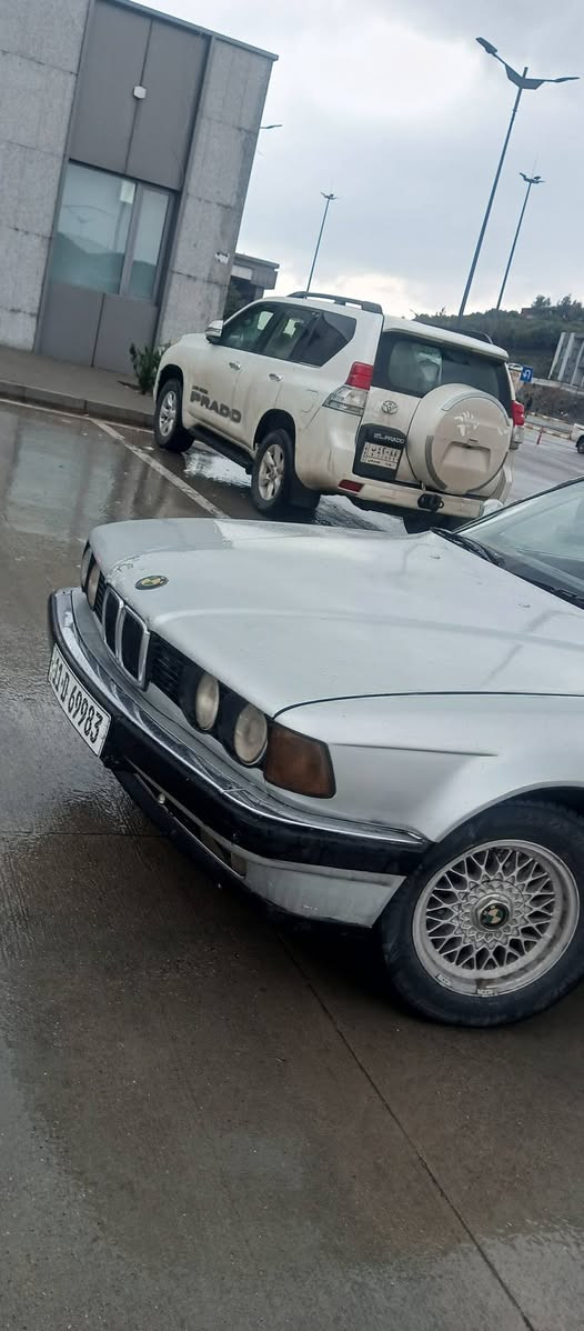 سلام عليكم
للبيع 735 موديل 92 هزه جديده رقم دولي بغداد محرك كير مكفول ترايك وين ما يعجبك كهرباء حلوه تبريد شغال 
فتحه ما تشتغل سياره بيها طخه بنيد كد اقل الشبر بيها خياس بسيط جاملغ الخلفي وتكمه يم جامه السايق حداديه جديده تخم تاير جديد داخل اسود كشنات جلد   سعر53بيها مجال شراي يتصل ***********
