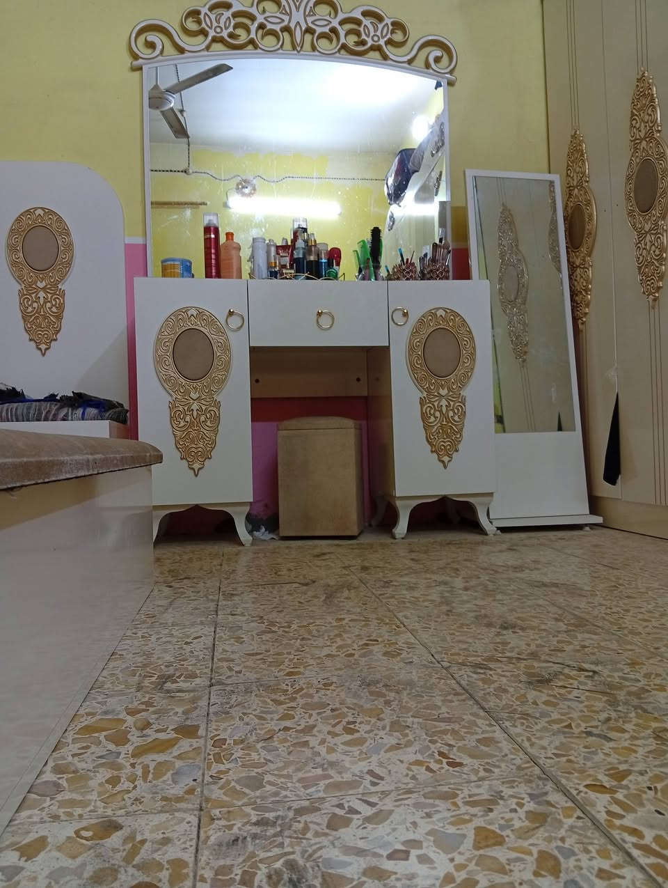 غرفه نوم تركي اصلي خمس قطع جربايه +ميز مرايه +كومديات الجربايه 2+مرايه عموديه +كنتور مع ملحق 8ابواب  للبيع السعر 500الف الشامية حي العسكري الشرقي ***********
