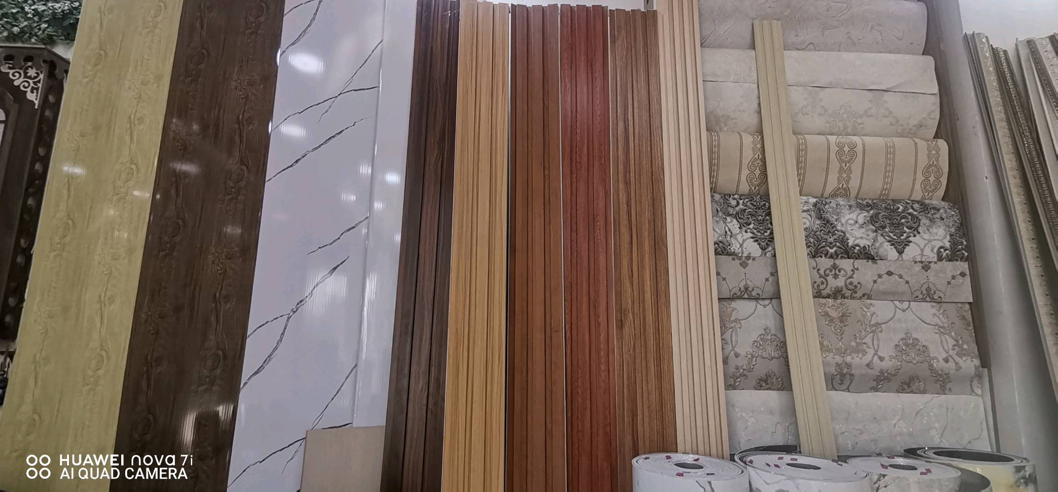 بديل الخشب الديكورات الداخلية متعدد الاستخدامات
شنو اسم المنتج بالضبط؟ وهل هو ألواح بديل خشب للجدران/ديكور داخلي، وشنو المقاس والسماكة لكل لوح؟: 
الديكور الداخلي بديل الخشب جدران وسقف الواح. طول ٢.٨٠والعرض٢٠ 
السعر المكتوب لكل لوح لو للمتر؟ وكم لون/نقشة متوفرين حالياً من هاي الصور؟: 
٧٥٠٠ القطعه
وين موقعك بالعراق؟ وهل متوفر توصيل أو تركيب؟: 
البصرةابي-الخصيب محيلة دورة ام زباله قرب صالون الماسة بيوتي توصيل داخل البصرة 
المنتج يصلح للمداخل والحوائط الداخلية بس، لو همين للحمّامات/المطابخ؟ وهل بيه مقاومة للرطوبة والخدش؟: 
متعدد الاستخدامات الداخلي 
