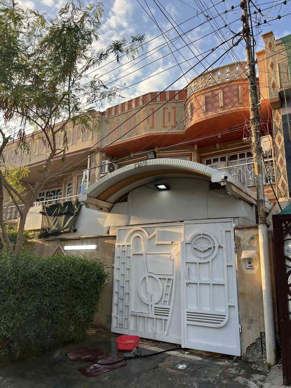 السلام عليكم
دار للبيع في منطقة چكوك ( بين الكاظمية و جسر الشعلة )  

مساحة : 150م ( 7.5*20 )

نوع السند : ملك صرف

نوع البناء : مسلح

يحتوي على طابقين : 

الطابق الاول :- 

طرمة كبيرة

مطبخ كبير

استقبال ( غرفة خطار )

حولي كبير ( غرفة معيشة ) 

مرافق عدد 2

حمام عدد 1

منور خدمات عدد 2

غرفة نوم كبيرة جداً

الطابق الثاني :-

غرف نوم كبيرة عدد 3

حولي

الطابق الثالث :-

بيتونة 

سطح

للاستفسار الاتصال بالرقم 

0780 234 8480
***********

مكلف بالنشر
