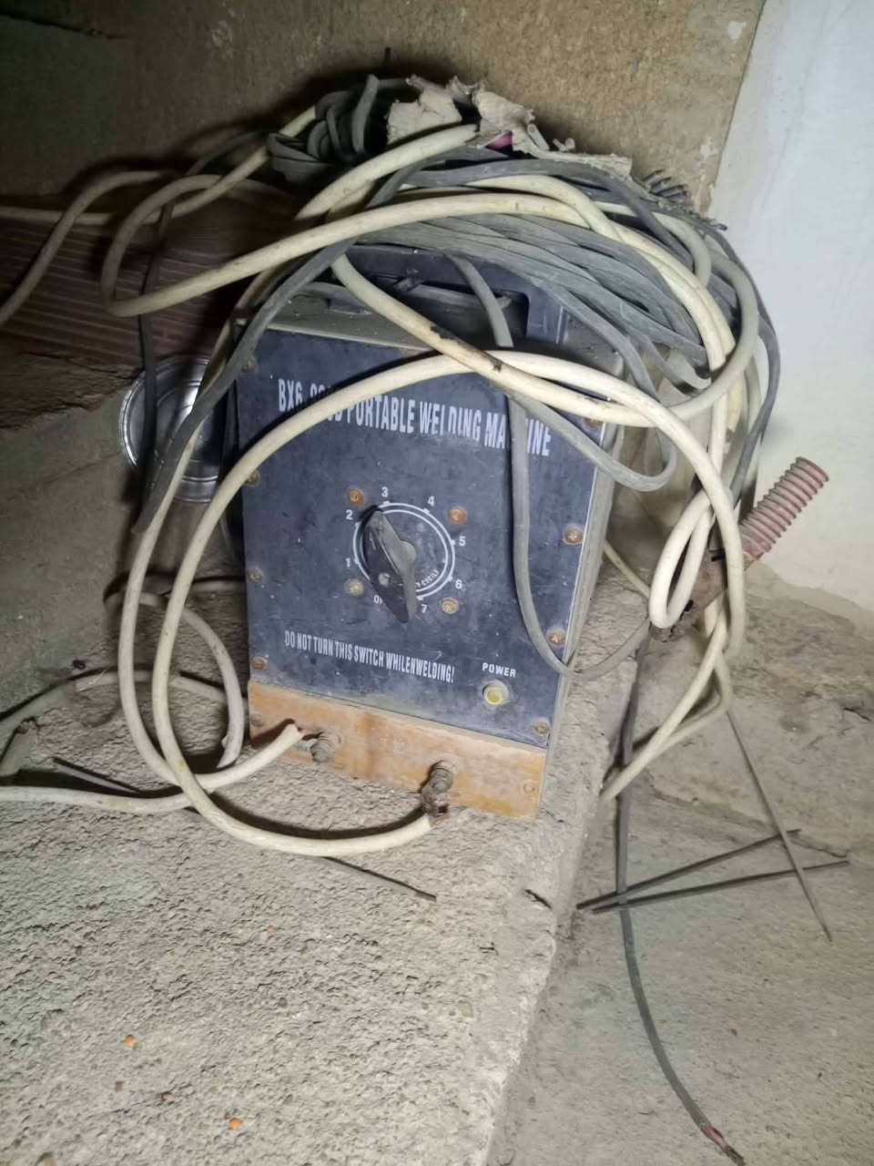 ***********
السلام عليكم ورحمه الله عندي مكينة لحيم ومكينة مال بواري وكوسىره للبيع استفسار اتصال علئ رقم ***********
