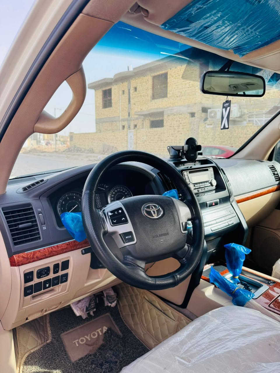 لاندكروز بريم موديل ٢٠١٢
سيارة جديدة كله وكالة 
ماشيه ١٢٥ الاف 
مكان سيارة كوت مركز المدينة 
سعر ٣٥٥
***********
