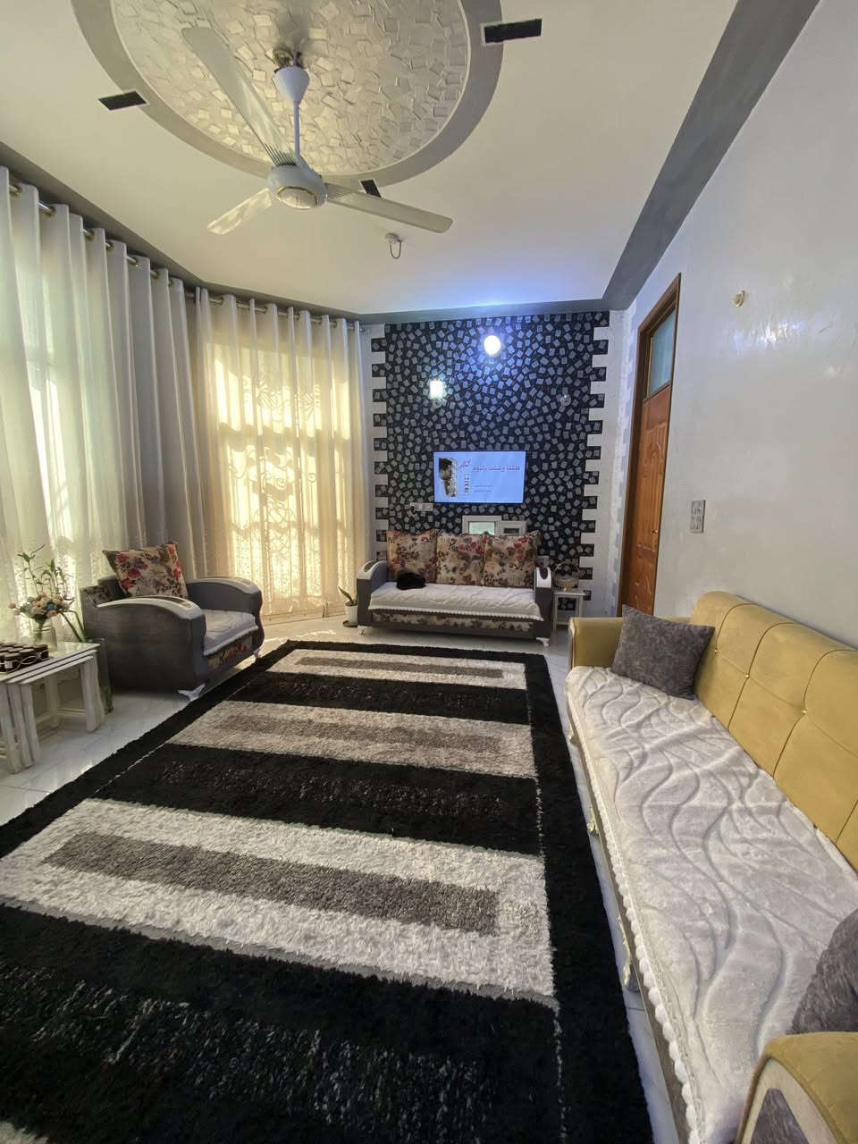 المساحة 100م ركن بناء مربع الواجهة 10*10 طابو
الطابق الارضي : كراج سيارة وحمام خارجي 

مطبخ 5*4     استقبال 6*4     هول داخلي 4*4 

مجمع صحي

الطابق الاول : غرفتين نوم 6*4 

وممر جبير ومجمع صحي 

الطابق الثاني : غرفة نوم 4*4 

وممر جبير 

السعر 260 مليون 

الموقع : ديالى - بعقوبة - التحرير / دور الضباط

*********** متوفر واتساب
