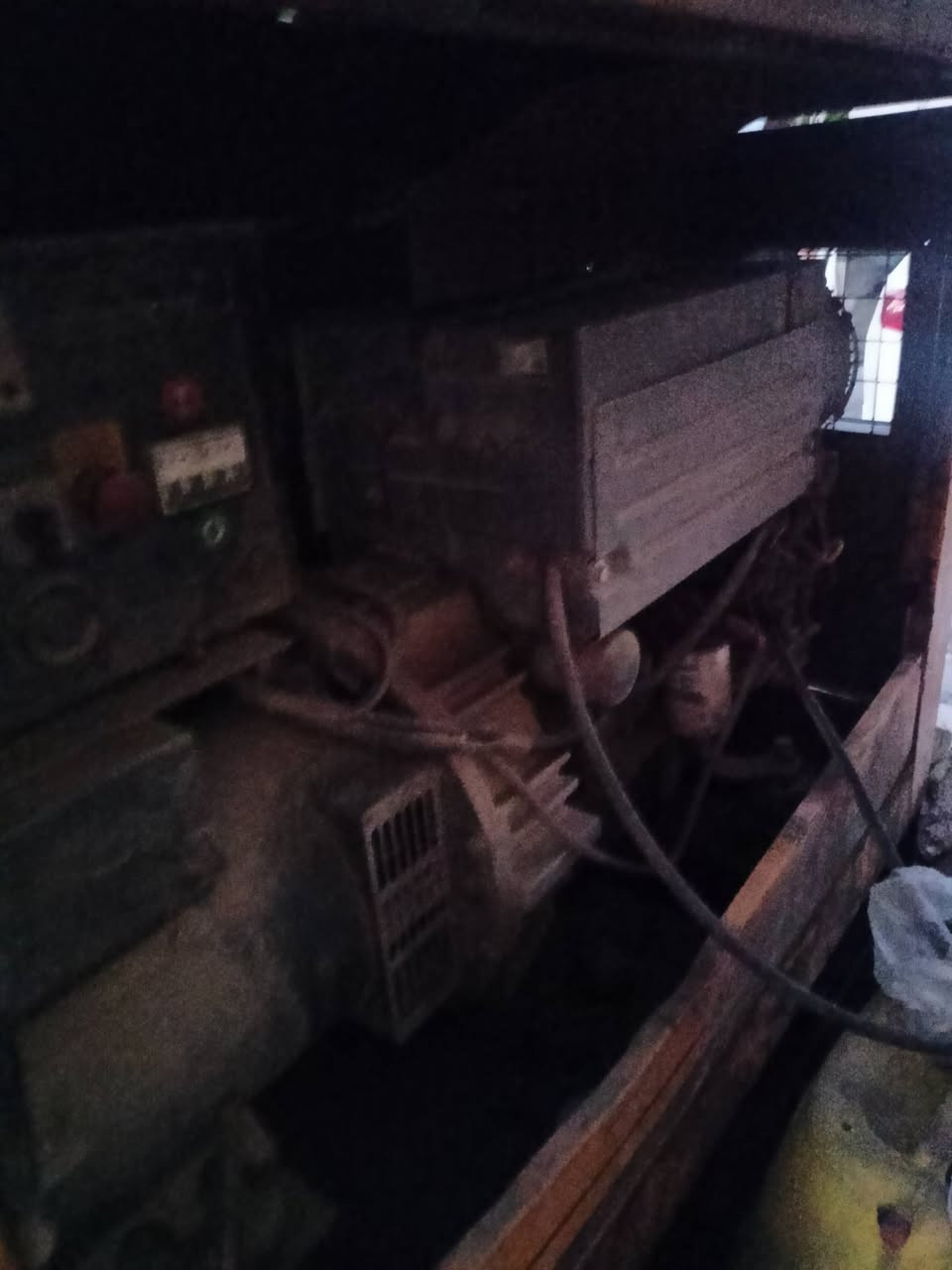 مولد للبيع 25كڤي 100 امبير مربوطه على محل مرطبات ممكن تحملها لغرض الفحص..سعرها 22 ورقه 
***********
