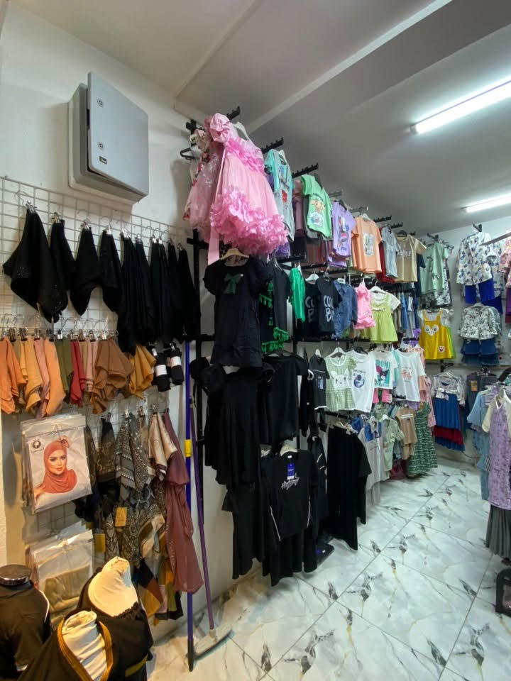 محل ملابس اطفال ونسائي للبيع جاهز من كل النواحي حلة نادر الثانية 
***********
