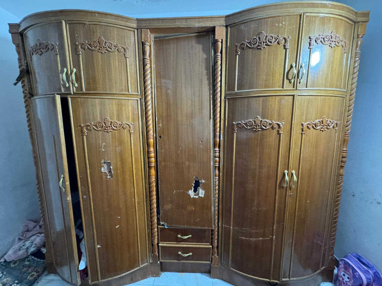 كنتور صاج خشب درجه اولى 5 بيبان اضرار البي كدامكم ومن الداخل نضيف جدا سعره 250 وبي مجال بسيط
***********
