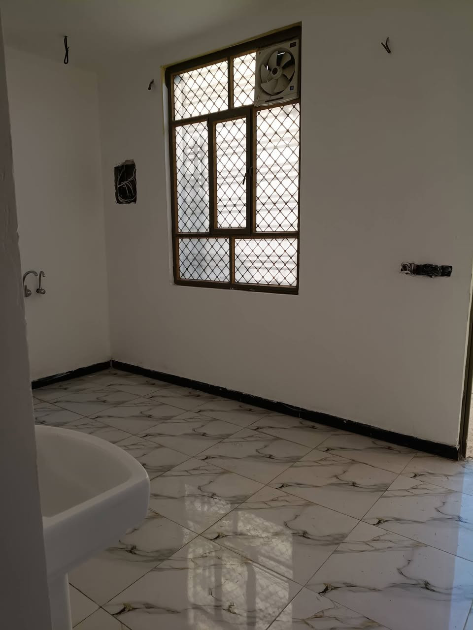 دارطابو صرف المساحة100مترباسمي البناء عبارة عن مشتمل غرفة نوم و مطبخ وحمام داخلي كبير وحمام خارجية وممر ومنور وخدمات صحية ماء  ومجاري وكهرباء دفن الأرضية بورسليين السقف صب كونكريت مسلح الرباط والبتلو كونكريت / كربلاء حي الجهاد أول فلكه شارع الصب خلف.   المستشفى الصيني ***********/0780328315للشراب.السعر70سبعين مليون مع المجال أقول مع المجال
