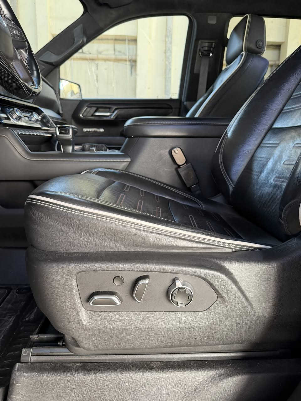 للبيع سييرا جي أم سي AT4 2023 كلين تايتل فول مواصفات اعلى فيما السيارة ماشية 32mi محرك 6200 رقم أربيل تحويل ثاني يوم السعر 50 الف دولار ￼ أو بيها مجال شي بسيط رقم الهاتف ***********
