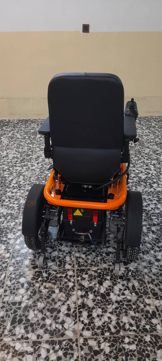 جديدة غير مستخدمة
ظهر عالي مع دعم للظهر
مساند يد قابلة للرفع
5 سرعات
للتواصل 
***********
مكاني التاجي ابوعظام ٢٤
