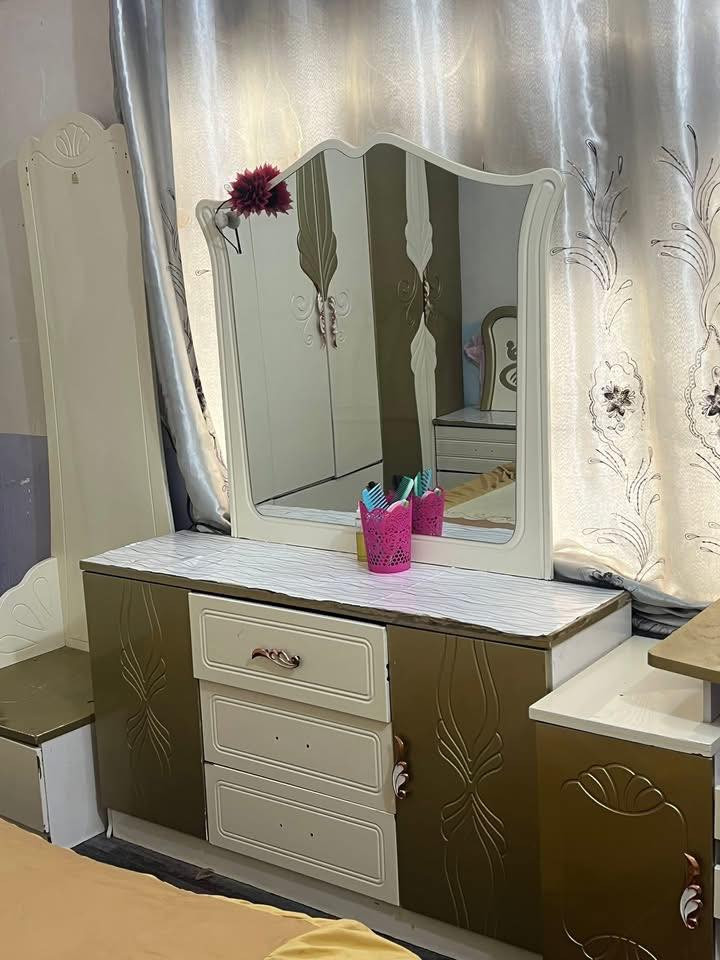 غرفه تركي نقصه يدات فقط فتحته قبل يومين مفتوحه يعني بس تاخذه اشده الصور اخذتهن قبل لا افتحه مكاني ديوانيه طريق السنيه قرب معمل الالبان السعر 250 قفل لان متوازي وريد ابيعه الشراي يتصل ***********
