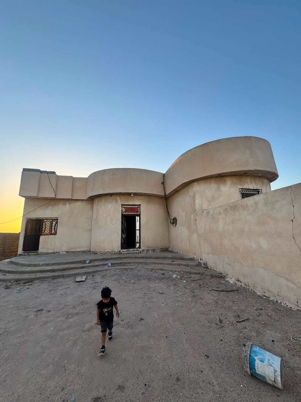 سلام عليكم مزرعه ب الزبير الدواجن ١٢دونم ع التبليط وي بيت كونكريت ورتواز بيها السعر ١٢٥وبيها مجال***********
