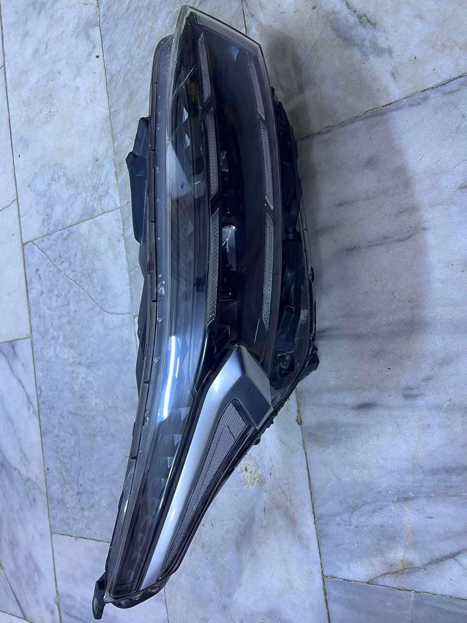 السلام عليكم
لايتات سيراتو GT اصلي وكالة موديل 24 للبيع الضرر فقط جام الايت والضهر شرط الفحص 
السعر 350 وبيهن مجال
***********
***********

