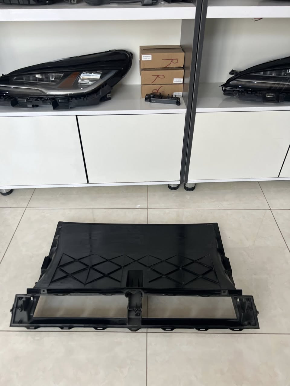 مرحبا
متوفره قطع غيار TESLA MODEL S 
شركة Evparts.iq 🔋🚗كل قطع غيار التسلا متوفره 👌 اصليه ومضمونه 
موقعنا بغداد سريع الغزالية
ارقام التواصل 
***********
***********
***********
