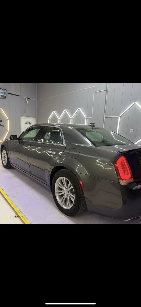 سلام عليكم كلايسلر c300
فول مواصفات 
كشنات كهرباء تدفئة تبريد خزن 
ستيرن كهرباء هيتر 
بردة خلفية 
بانوراما 
سستم صوت 
مري قلاب 
حادثهة نص جامرغ ونص بنيد بدون ايرباك صور الحادث موجودة 
محرك وكير مكفولات من كل شي 
تخم تاير + حدادية جديدة 
ماشية  118 الف ميل 
رقم سليمانية سنوية لل٢٠٣٠ 

السعر ٢١٥ $ 

مكان السيارة ديالى الخالص 

***********
***********
